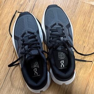 On Running Cloudrunner Woman’s   Gray and Black Athletic Shoes